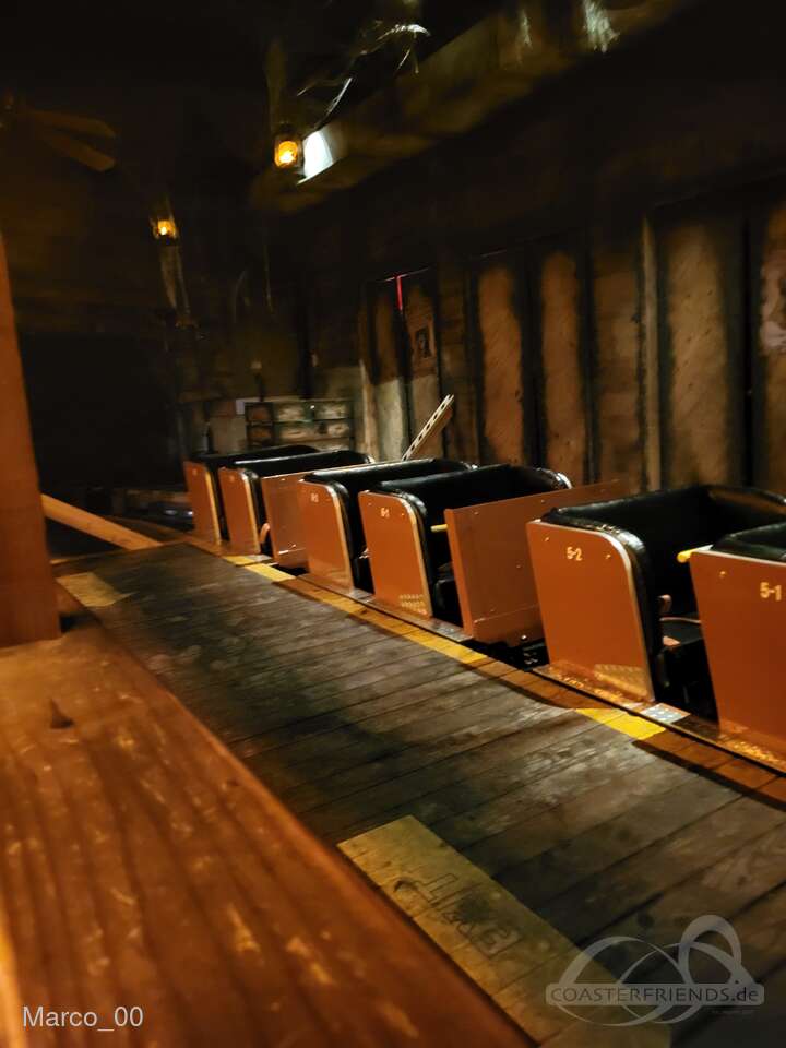 Underground im Park Adventureland Impressionen