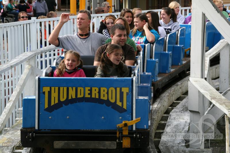 Thunderbolt im Park Six Flags New England Impressionen