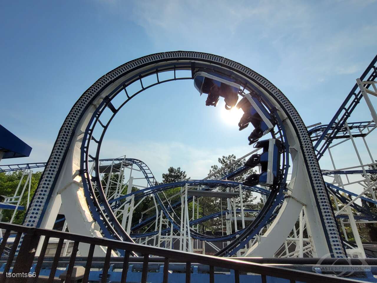 Loop Roller Coaster im Park CJ Barrymore's Family Entertainment Center Impressionen