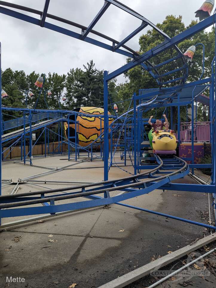 Cosmic Coaster im Park Worlds of Fun Impressionen