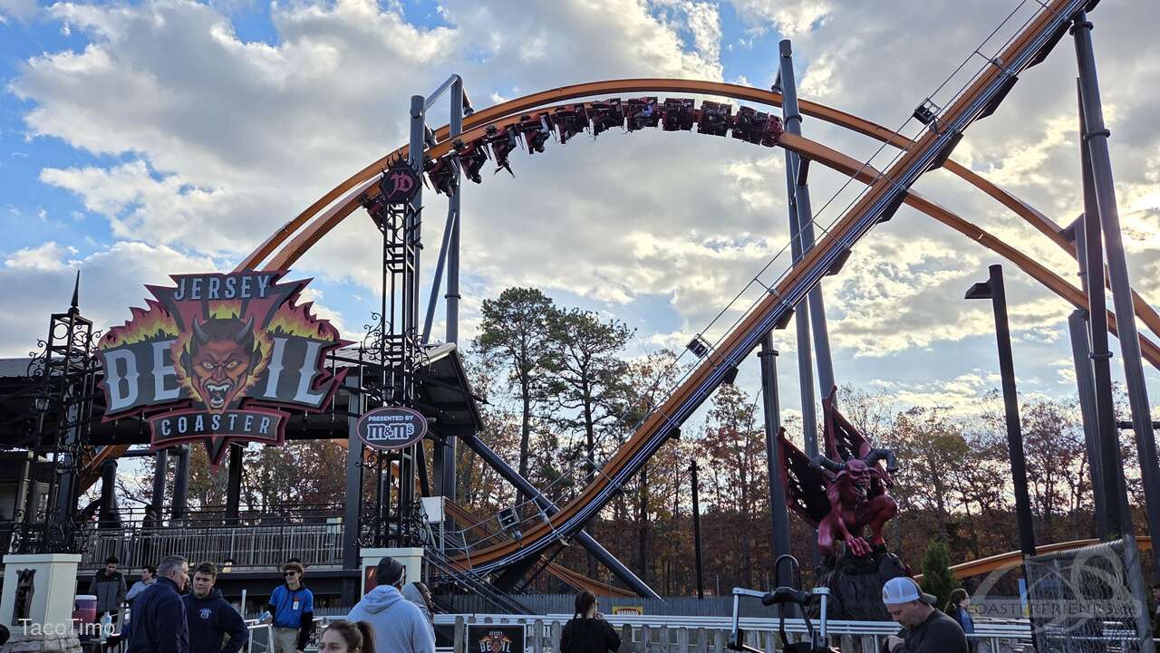 Jersey Devil Coaster im Park Six Flags Great Adventure Impressionen