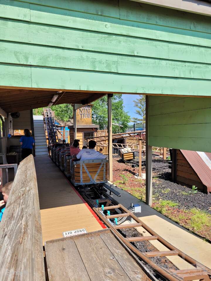 Frankie's Mine Train im Park Frontier City Impressionen