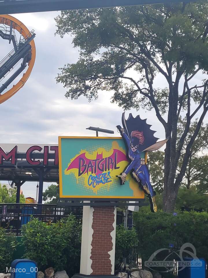 Batgirl Coaster Chase im Park Six Flags Fiesta Texas Impressionen