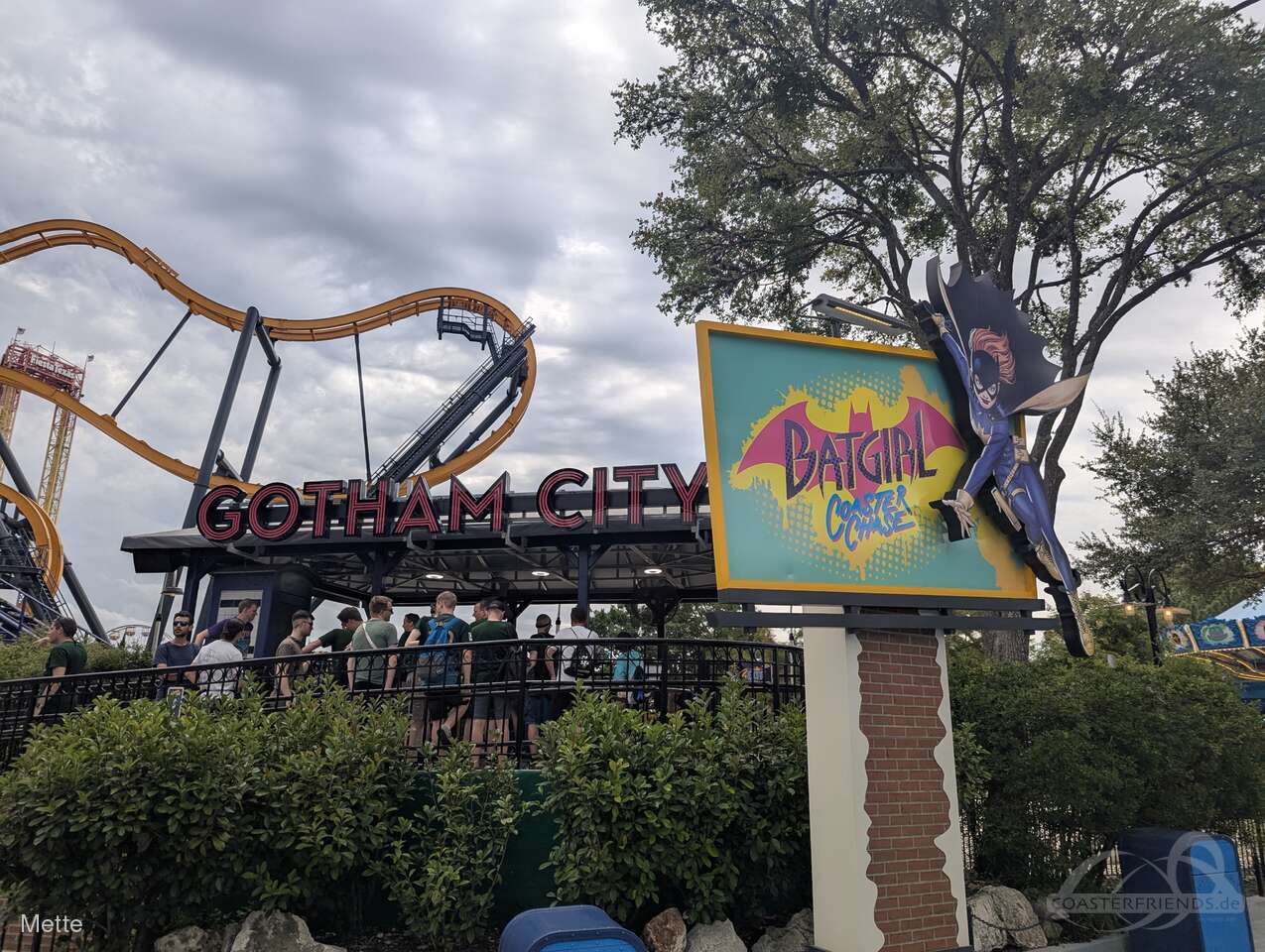 Batgirl Coaster Chase im Park Six Flags Fiesta Texas Impressionen