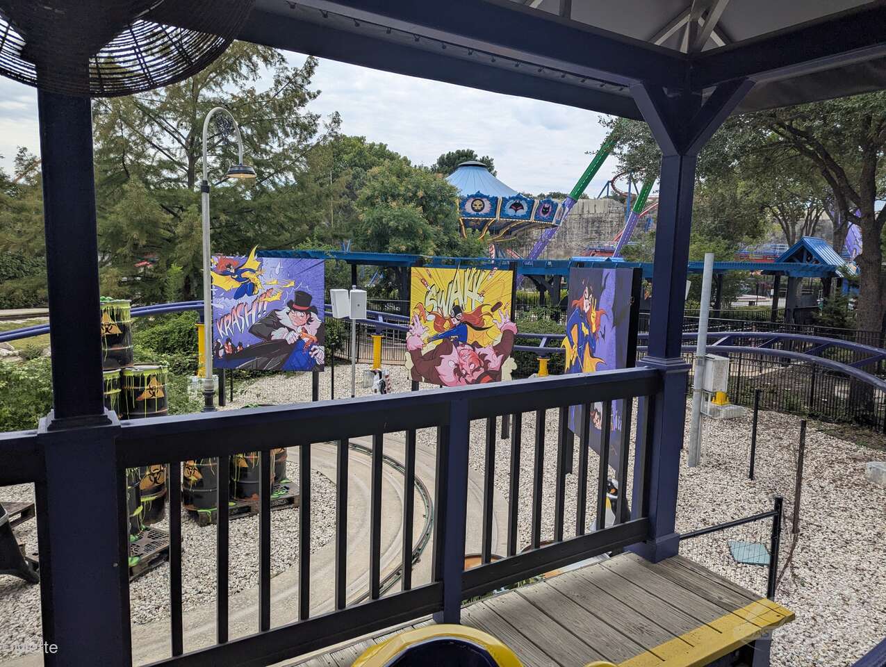 Batgirl Coaster Chase im Park Six Flags Fiesta Texas Impressionen