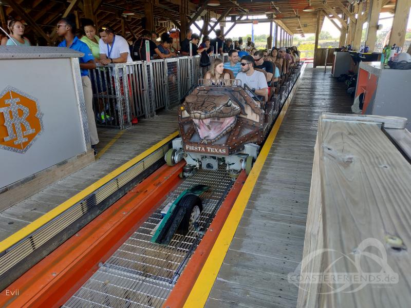 Iron Rattler im Park Six Flags Fiesta Texas Impressionen