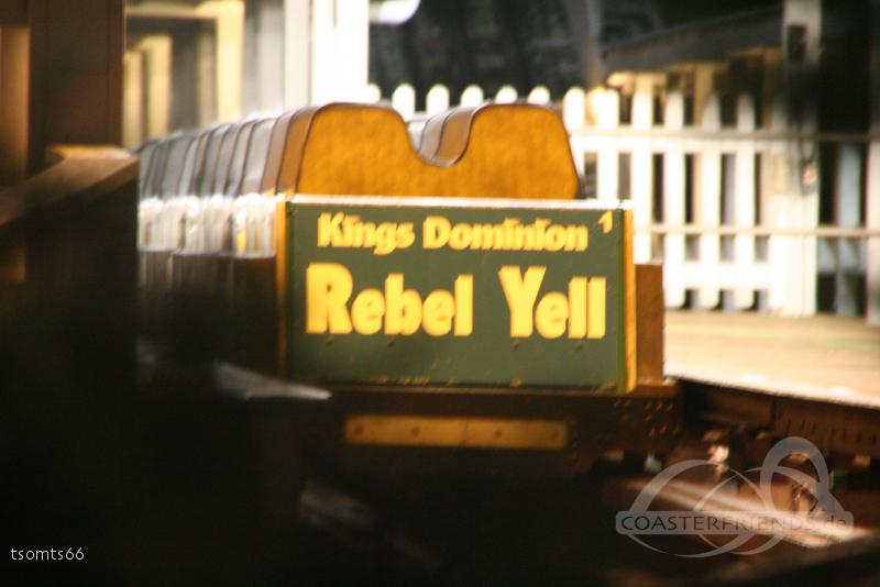 Racer 75 (Rebel Yell) (links) im Park Kings Dominion Impressionen