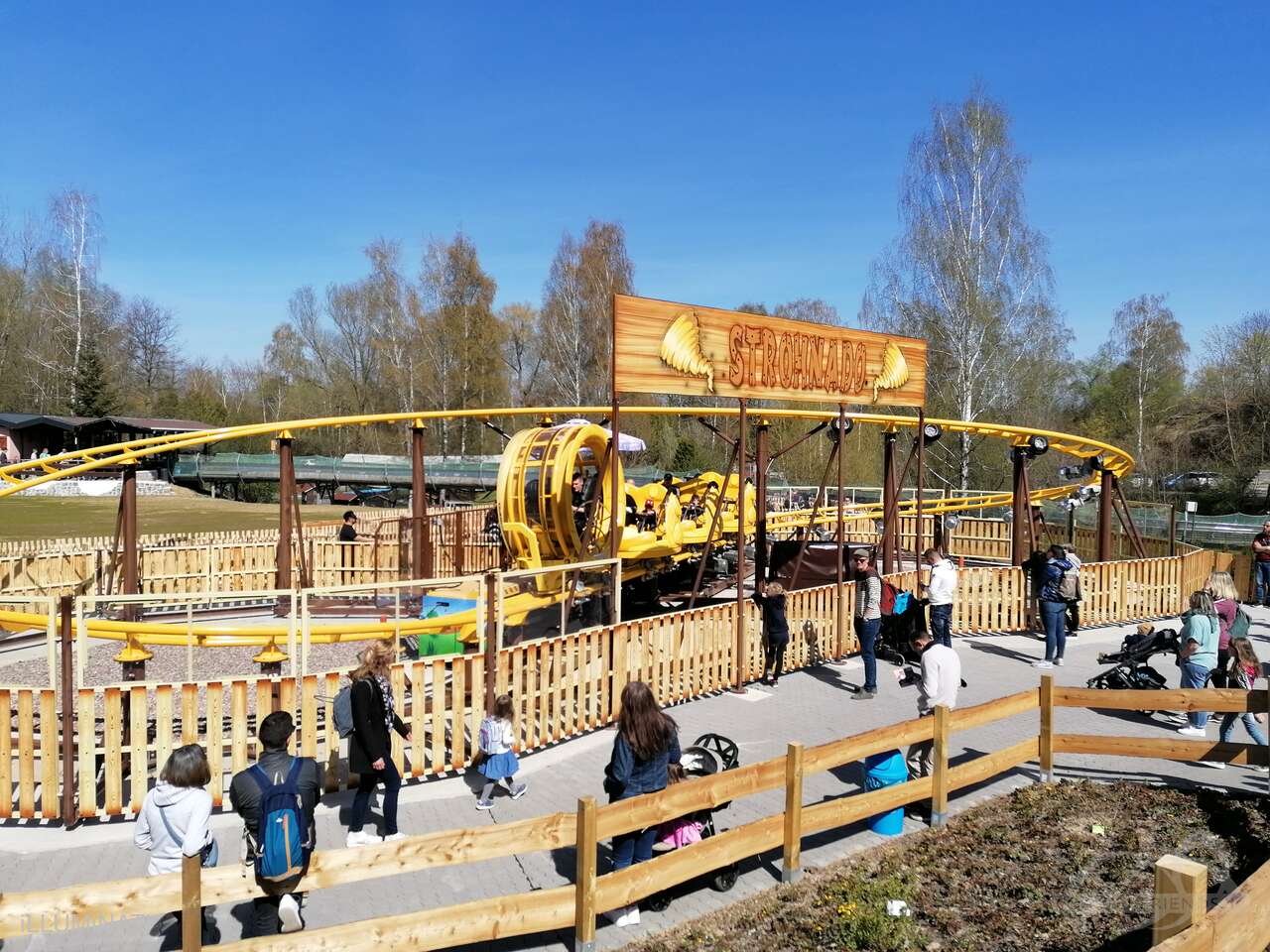 Strohnado im Parkcheckpoint für Freizeitparks und Achterbahnen