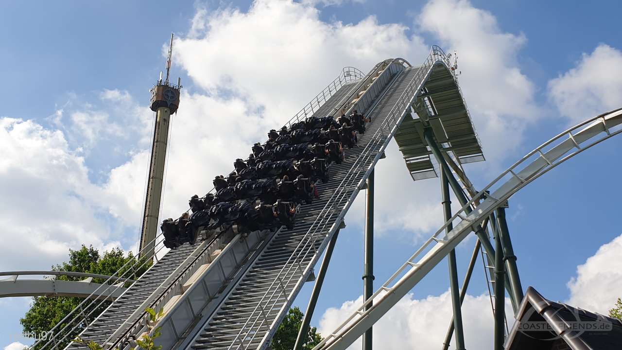 Flug der Dämonen im Parkcheckpoint für Freizeitparks und