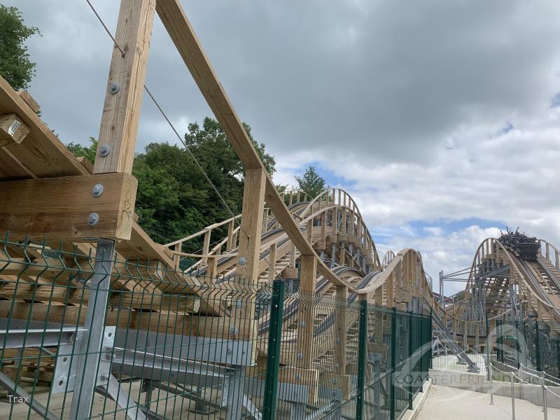 Wood Express im Parkcheckpoint für Freizeitparks und Achterbahnen