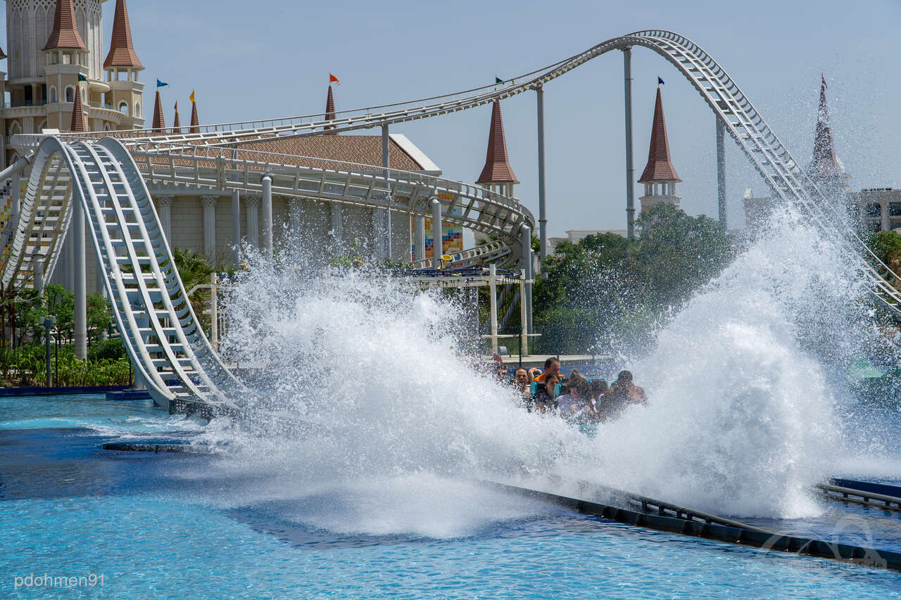 Typhoon Coaster im Parkcheckpoint für Freizeitparks und Achterbahnen